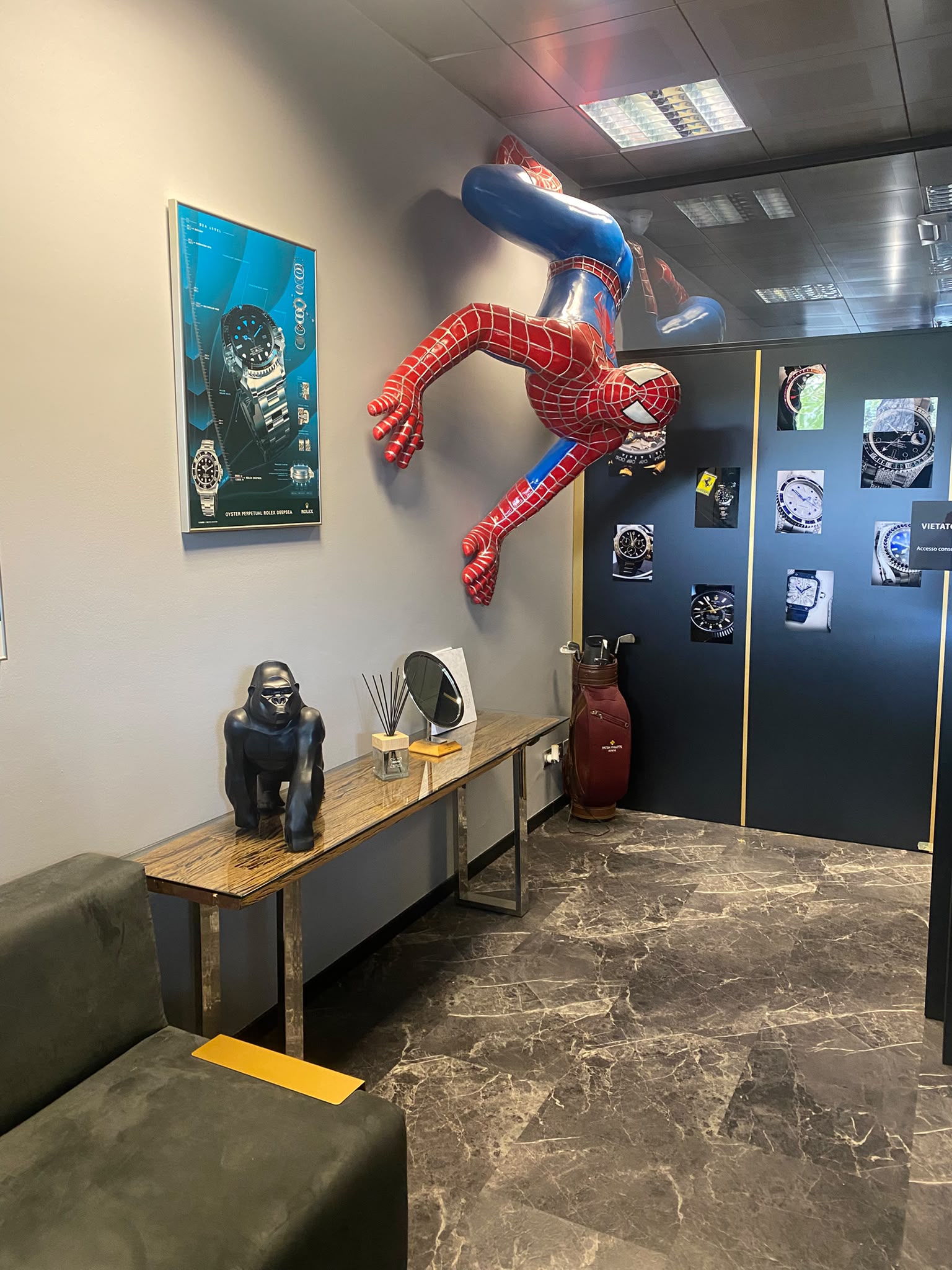 Lounge dell'atelier con scultura di Spider-Man